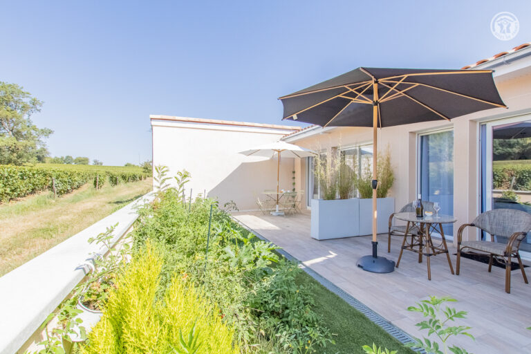 Studio avec piscine et terrasse à Mâcon, appartement de charme en Bourgogne avec piscine, hébergement en studio avec terrasse privée, séjour en chambre avec accès piscine à Mâcon, location de studio ou appartement avec piscine, week-end en Mâconnais dans un studio avec terrasse, hébergement tout confort avec piscine et terrasse, appartement avec piscine à Mâcon, détente en studio ou chambre avec terrasse, escapade en Bourgogne dans un hébergement avec piscine, séjour relaxant en appartement avec piscine et terrasse, studio moderne avec piscine à Mâcon, chambre avec piscine extérieure et terrasse aménagée, week-end en studio ou appartement avec piscine à Mâcon. Vue sur les vignes