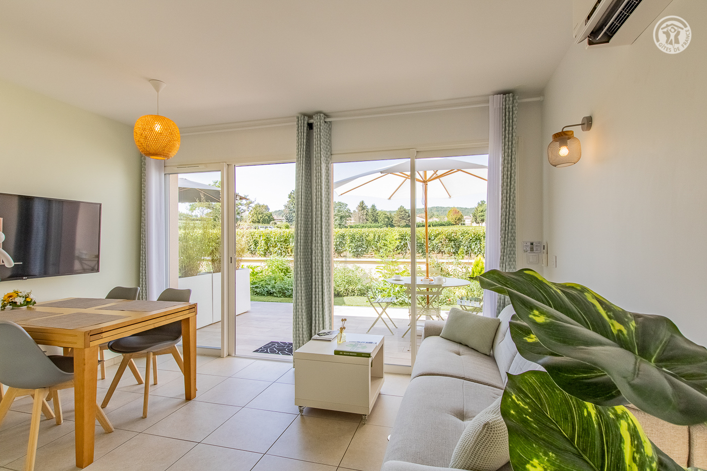 Studio avec piscine et terrasse à Mâcon, appartement de charme en Bourgogne avec piscine, hébergement en studio avec terrasse privée, séjour en chambre avec accès piscine à Mâcon, location de studio ou appartement avec piscine, week-end en Mâconnais dans un studio avec terrasse, hébergement tout confort avec piscine et terrasse, appartement avec piscine à Mâcon, détente en studio ou chambre avec terrasse, escapade en Bourgogne dans un hébergement avec piscine, séjour relaxant en appartement avec piscine et terrasse, studio moderne avec piscine à Mâcon, chambre avec piscine extérieure et terrasse aménagée, week-end en studio ou appartement avec piscine à Mâcon. Vue sur les vignes