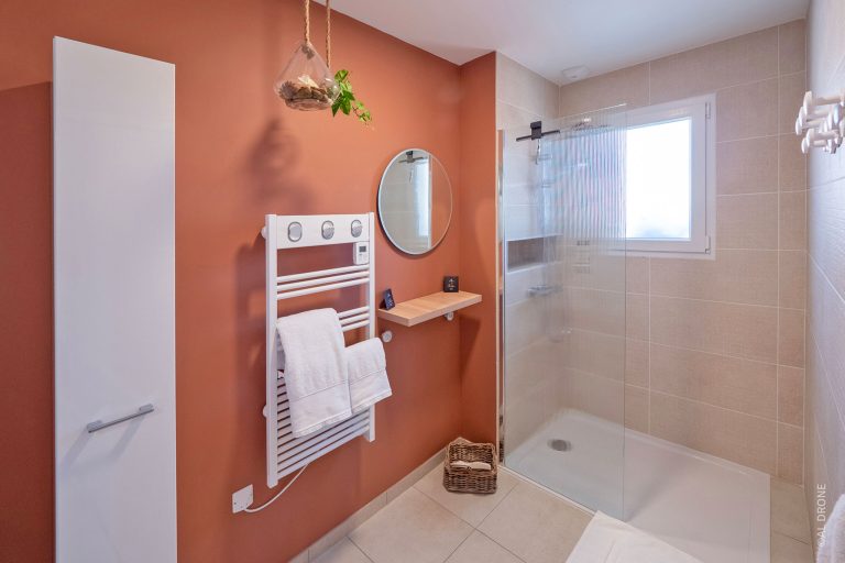 Studio avec piscine et terrasse à Mâcon, appartement de charme en Bourgogne avec piscine, hébergement en studio avec terrasse privée, séjour en chambre avec accès piscine à Mâcon, location de studio ou appartement avec piscine, week-end en Mâconnais dans un studio avec terrasse, hébergement tout confort avec piscine et terrasse, appartement avec piscine à Mâcon, détente en studio ou chambre avec terrasse, escapade en Bourgogne dans un hébergement avec piscine, séjour relaxant en appartement avec piscine et terrasse, studio moderne avec piscine à Mâcon, chambre avec piscine extérieure et terrasse aménagée, week-end en studio ou appartement avec piscine à Mâcon. Vue sur les vignes