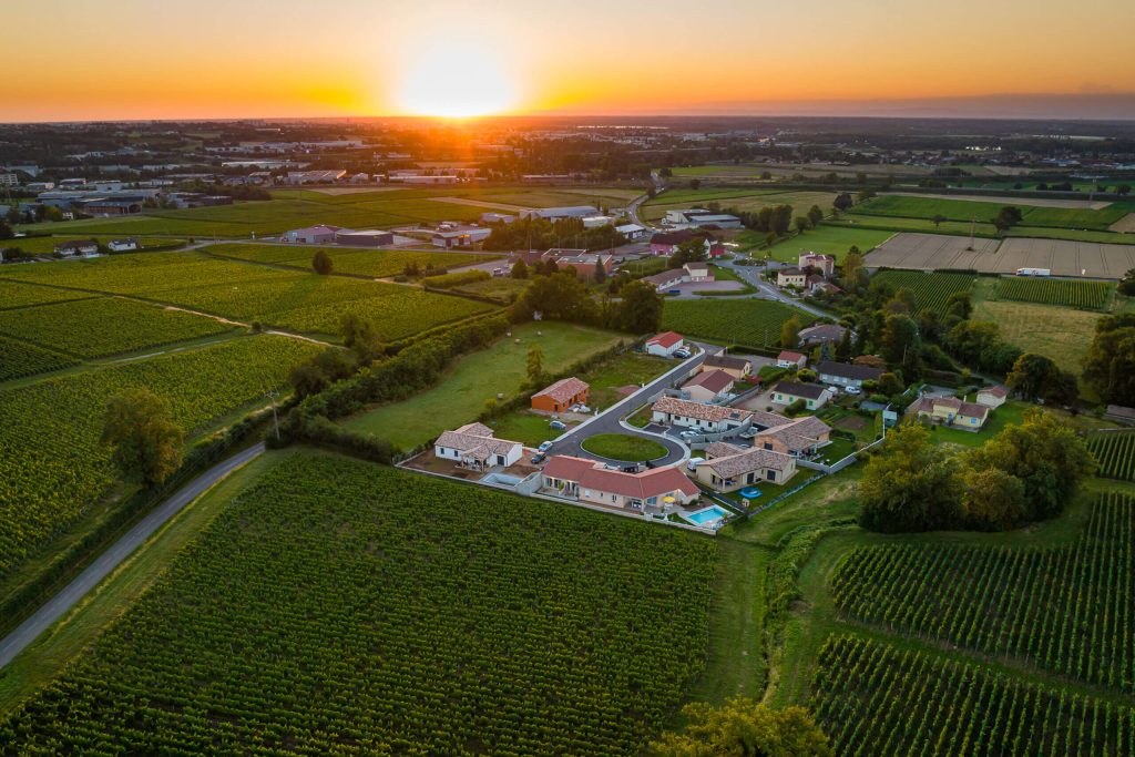 Studio avec piscine et terrasse à Mâcon, appartement de charme en Bourgogne avec piscine, hébergement en studio avec terrasse privée, séjour en chambre avec accès piscine à Mâcon, location de studio ou appartement avec piscine, week-end en Mâconnais dans un studio avec terrasse, hébergement tout confort avec piscine et terrasse, appartement avec piscine à Mâcon, détente en studio ou chambre avec terrasse, escapade en Bourgogne dans un hébergement avec piscine, séjour relaxant en appartement avec piscine et terrasse, studio moderne avec piscine à Mâcon, chambre avec piscine extérieure et terrasse aménagée, week-end en studio ou appartement avec piscine à Mâcon. Vue sur les vignes