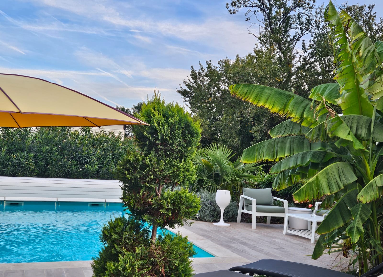 Studio avec piscine et terrasse à Mâcon, appartement de charme en Bourgogne avec piscine, hébergement en studio avec terrasse privée, séjour en chambre avec accès piscine à Mâcon, location de studio ou appartement avec piscine, week-end en Mâconnais dans un studio avec terrasse, hébergement tout confort avec piscine et terrasse, appartement avec piscine à Mâcon, détente en studio ou chambre avec terrasse, escapade en Bourgogne dans un hébergement avec piscine, séjour relaxant en appartement avec piscine et terrasse, studio moderne avec piscine à Mâcon, chambre avec piscine extérieure et terrasse aménagée, week-end en studio ou appartement avec piscine à Mâcon.